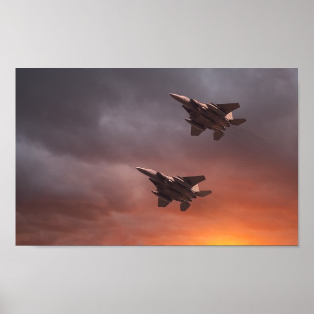 Zwei niedrig fliegende F-15E Strike Eagles bei Son Poster (Vorne)