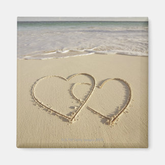 Zwei Oberherzen gezeichnet am Strand Magnet