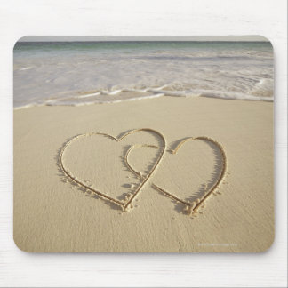 Zwei Oberherzen gezeichnet am Strand Mousepad
