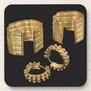 Zwei offene facettierte Armbänder und ein Paar Untersetzer