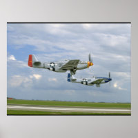 Zwei P51-Mustangs fliegen nach._WWII-Flugzeug