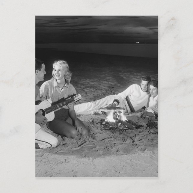Zwei Paare am Strand sitzen am Lagerfeuer Postkarte (Vorderseite)