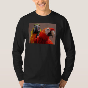 Zwei Papageien in Nahaufnahme T-Shirt