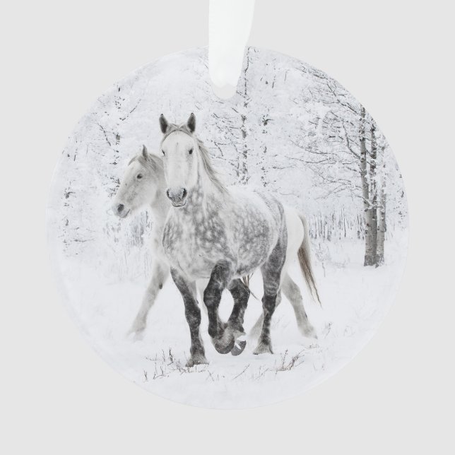 Zwei Percheron Mares laufen im Schneezauber Ornament (Vorderseite)