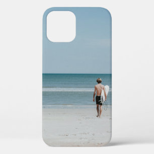 Zwei Personen laufen an der Küste Case-Mate iPhone Hülle
