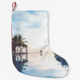 Zwei Personen stehend am Pool Kleiner Weihnachtsstrumpf