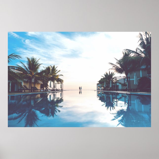 Zwei Personen stehend am Pool Poster (Vorne)