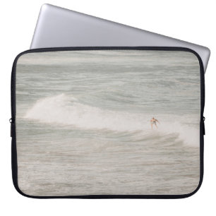 ZWEI PERSONEN SURFEN AUF MEERESWELLEN WÄHREND DES LAPTOPSCHUTZHÜLLE