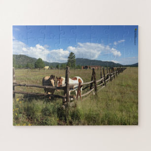 Zwei Pferde am Blockhüttenzaun Fotografie Puzzle
