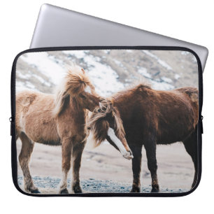 ZWEI PFERDE AUF DEM FELD LAPTOPSCHUTZHÜLLE