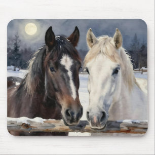 Zwei Pferde auf einem schneebedeckten Bauernhof un Mousepad