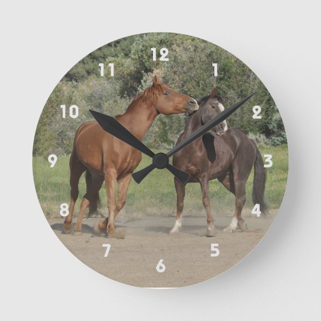 Zwei Pferde spielen Runde Wanduhr (Vorderseite)