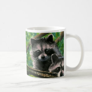 Zwei Raccoon schlagen eine Tasse hoch