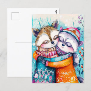 Zwei Raccoons umarmen im Winter Postkarte