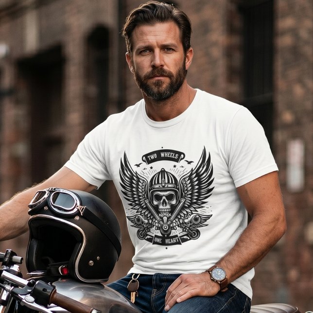 Zwei Räder mit einem Herzfahrer T-Shirt (Von Creator hochgeladen)