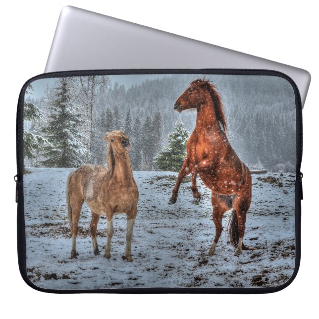 Zwei Ranch Pferde spielen im Schnee-Pferd-Foto Laptopschutzhülle (Vorderseite)