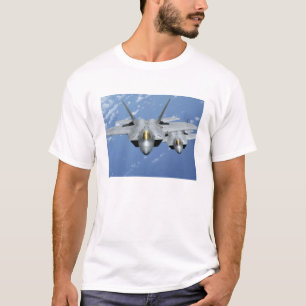 Zwei Raubvögel F-22 fliegen über den Pazifischen T-Shirt