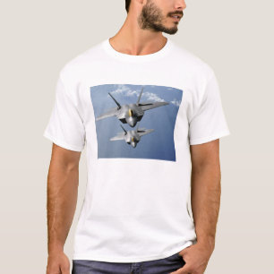 Zwei Raubvögel F-22 fliegen über den Pazifischen T-Shirt