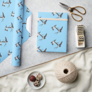 Zwei Rauchschwalben fliegen hoch am blauen Himmel Geschenkpapier