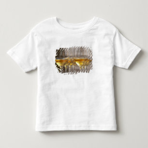 zwei Reihen von Weinschälchen mit üppigem Kleinkind T-shirt