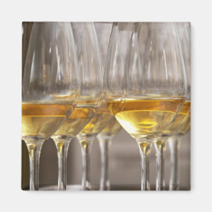 zwei Reihen von Weinschälchen mit üppigem Magnet