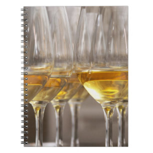 zwei Reihen von Weinschälchen mit üppigem Notizblock