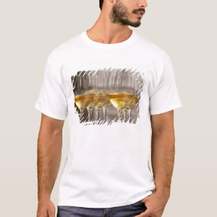zwei Reihen von Weinschälchen mit üppigem T-Shirt