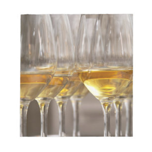 zwei Reihen Weinverkostungsbrille mit leckeren Notizblock