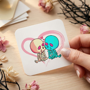 Zwei romantische Skelette küssen mit rosa Herz Quadratischer Aufkleber