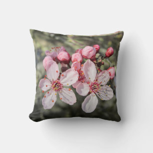 Zwei rosa Blüten kommen raus. Kissen
