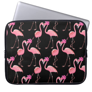 Zwei rosa Flamingos auf schwarzem Hintergrund. nah Laptopschutzhülle