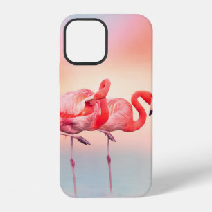 Zwei rosa Flamingos im Wasser bei SonnenuntergangF iPhone 12 Hülle
