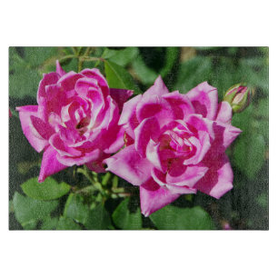 Zwei rosa Rosenschneider Schneidebrett