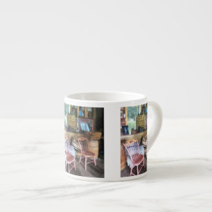 Zwei rosa Stühle im Gemischtwarenladen Espressotasse