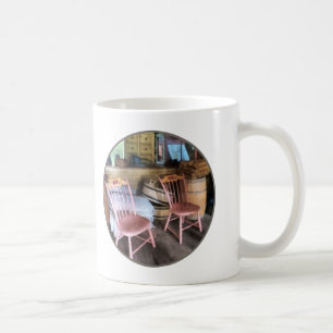 Zwei rosa Stühle im Gemischtwarenladen Kaffeetasse