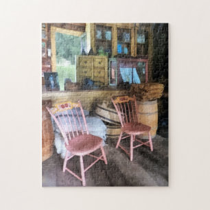 Zwei rosa Stühle im Gemischtwarenladen Puzzle