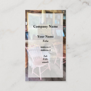 Zwei rosa Stühle im Gemischtwarenladen Visitenkarte