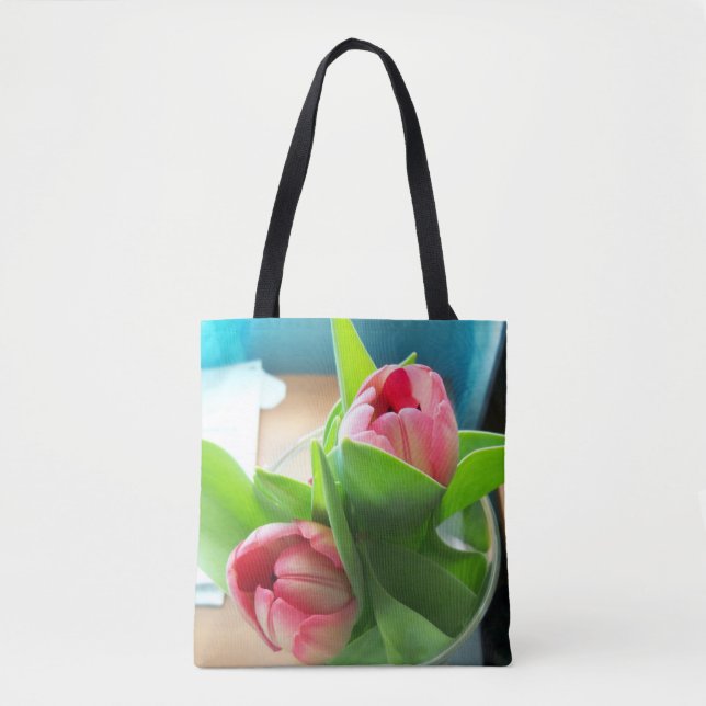 zwei rosa Tulips auf einem voll bedruckten Totbeut (Vorderseite)