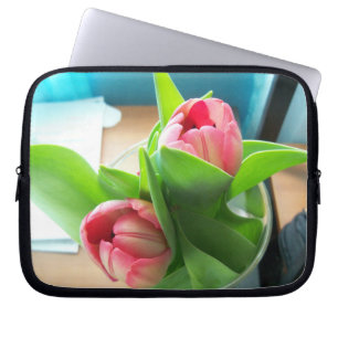 zwei rosa Tulpen auf dem Laptop Laptopschutzhülle