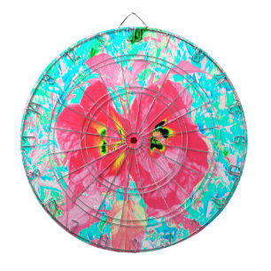 Zwei Rosy Red Coral Pum Crazy Hibiskus auf Aqua Dartscheibe
