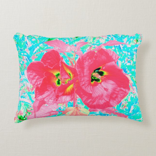 Zwei Rosy Red Coral Pum Crazy Hibiskus auf Aqua Dekokissen (Vorderseite)