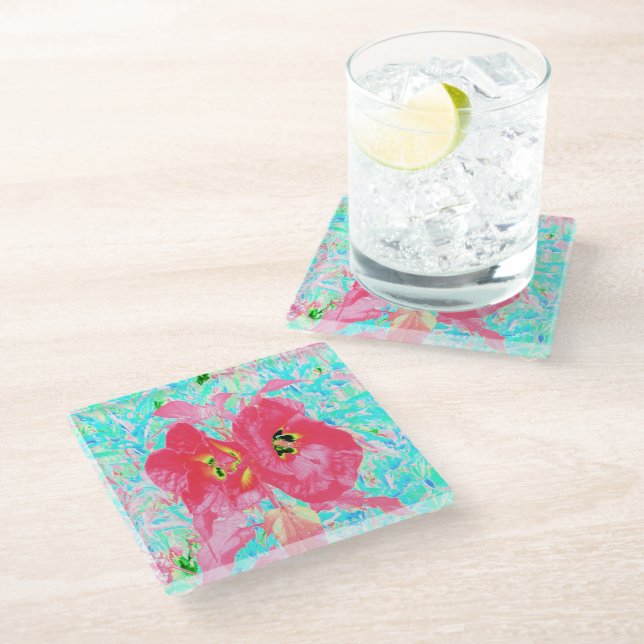 Zwei Rosy Red Coral Pum Crazy Hibiskus auf Aqua Glasuntersetzer (Schrägansicht)