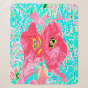 Zwei Rosy Red Coral Pum Crazy Hibiskus auf Aqua Sherpadecke