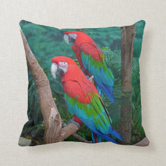Zwei rot und grüner Winged MacawsAra Chloropterus Kissen