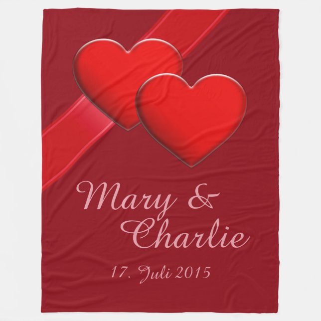 Zwei rote Herzen + Ihr Name und Datum Fleecedecke (Vorderseite)