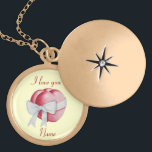 zwei rote Herzen mit Original-Liebe aus weißem Bog Vergoldete Kette<br><div class="desc">Diese originelle und zarte Illustration zeigt zwei rote Herzen, die in einen weißen Schleifenbogen eingewickelt sind, um die Bindung zweier Herzen in der Liebe für immer zu symbolisieren. Diese wunderschöne Schließfächerkette macht ein sehr romantisches Geschenk für alle Altersgruppen, ich bin sicher, dass die Stimmung, die das Bild ausdrückt, jedem das...</div>