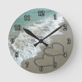 Zwei Sandhörer am Strand Runde Wanduhr