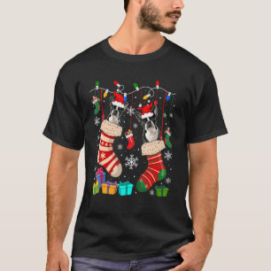 Zwei Santa Boston Terrier Hunde in Weihnachtssocke T-Shirt