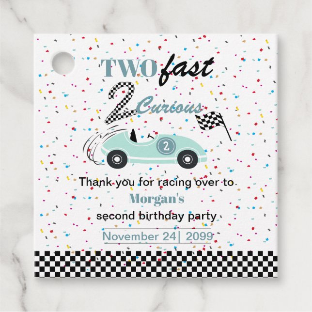 Zwei schnelle 2-merkwürdige blaue Sportwagen am zw Geschenkanhänger (Vorderseite)