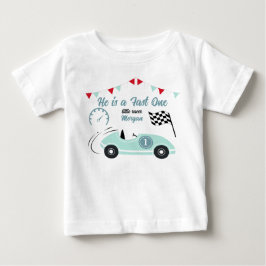 Zwei schnelle festliche blaue Rennwagen zum Geburt Baby T-shirt
